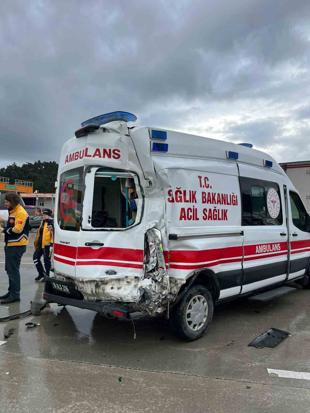 Bursada Hastaneden Donen Ambulansa Tir Carpti 1 Cnfar6T2