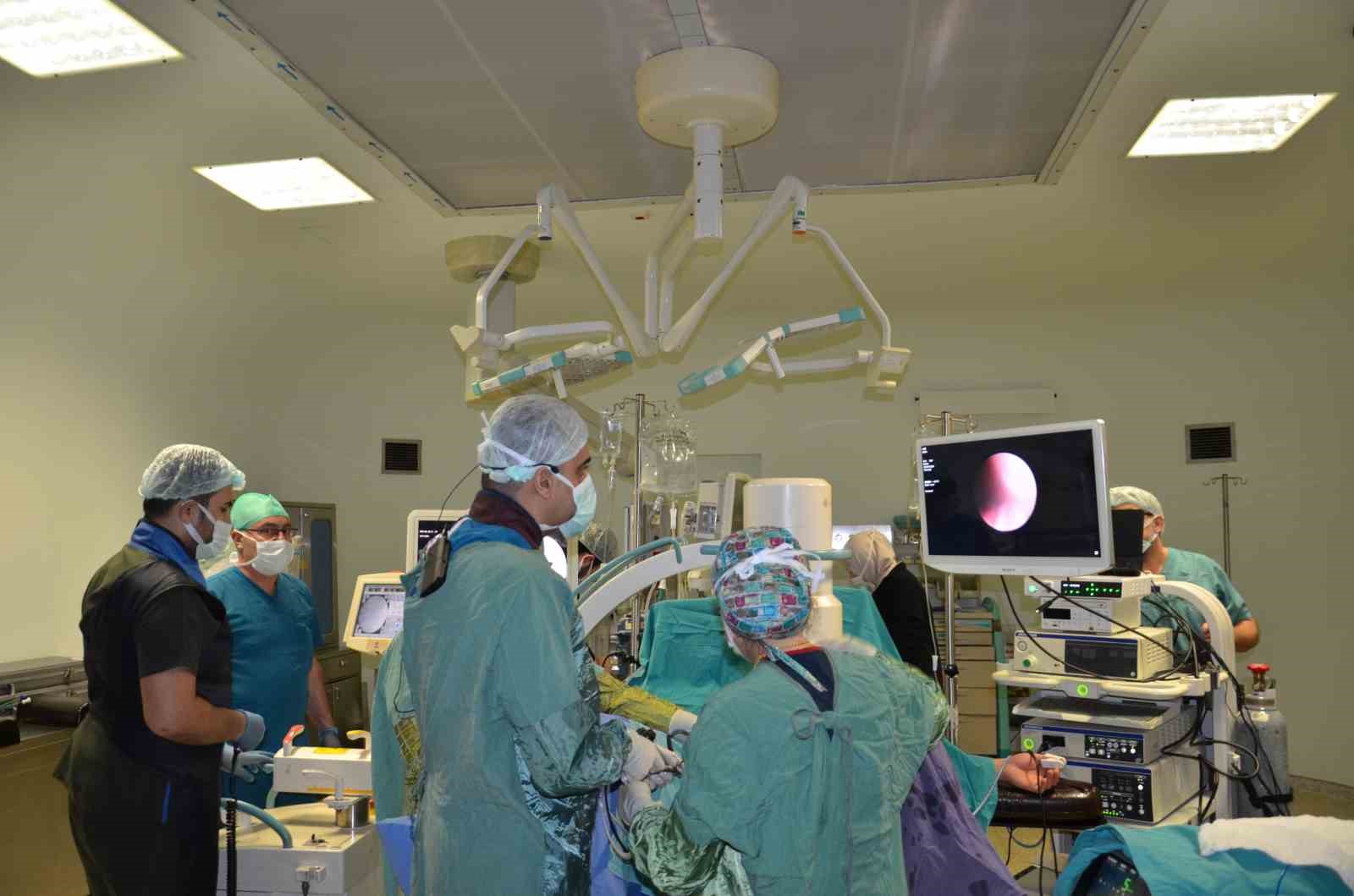 Canli Yayinda Kapali Tumorlu Bobrek Ameliyati Ve Bobrek Tasi Operasyonu Yaptilar 5
