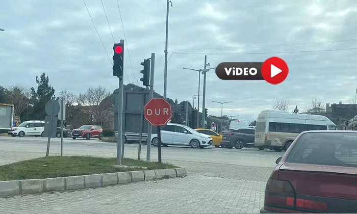 Çorum’da Trafik Lambası Takılı Kaldı, Sürücüler Düzeltilmesini Bekledi