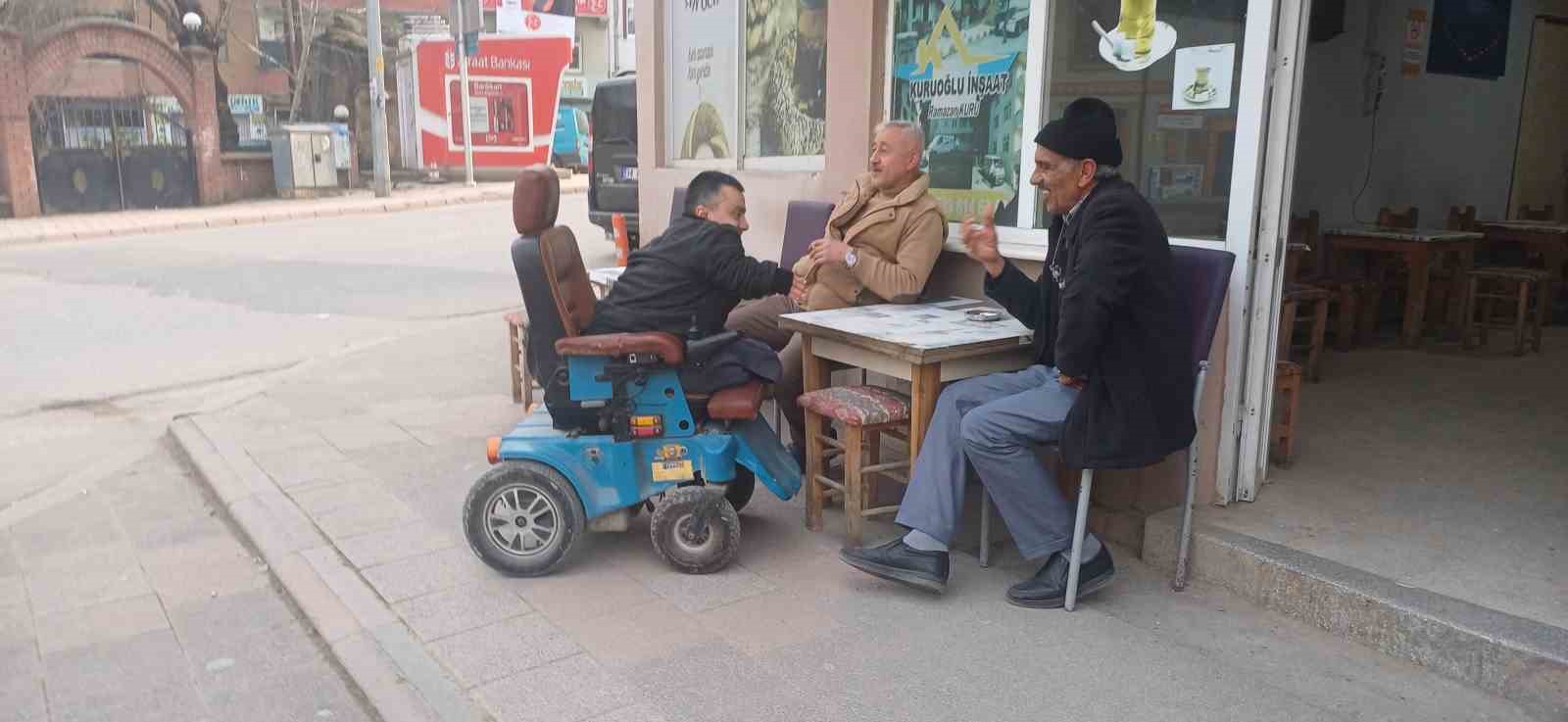 Tekerlekli Sandalyesiyle Kapi Kapi Gezip Oy Istiyor 0 Vpuraraq