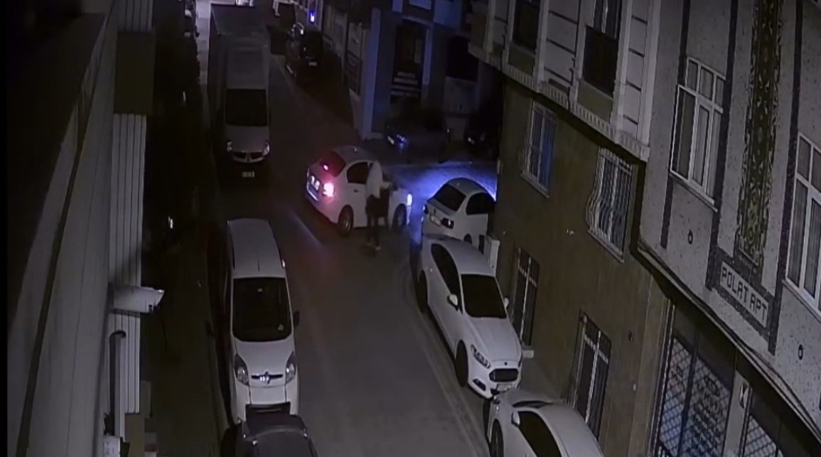 Istanbulda Isi Birakan Djye Silahli Atak Kamerada Eski Isvereninin Tuttugu Tetikci Kursun Yagdirdi 0 B3Vuwnit