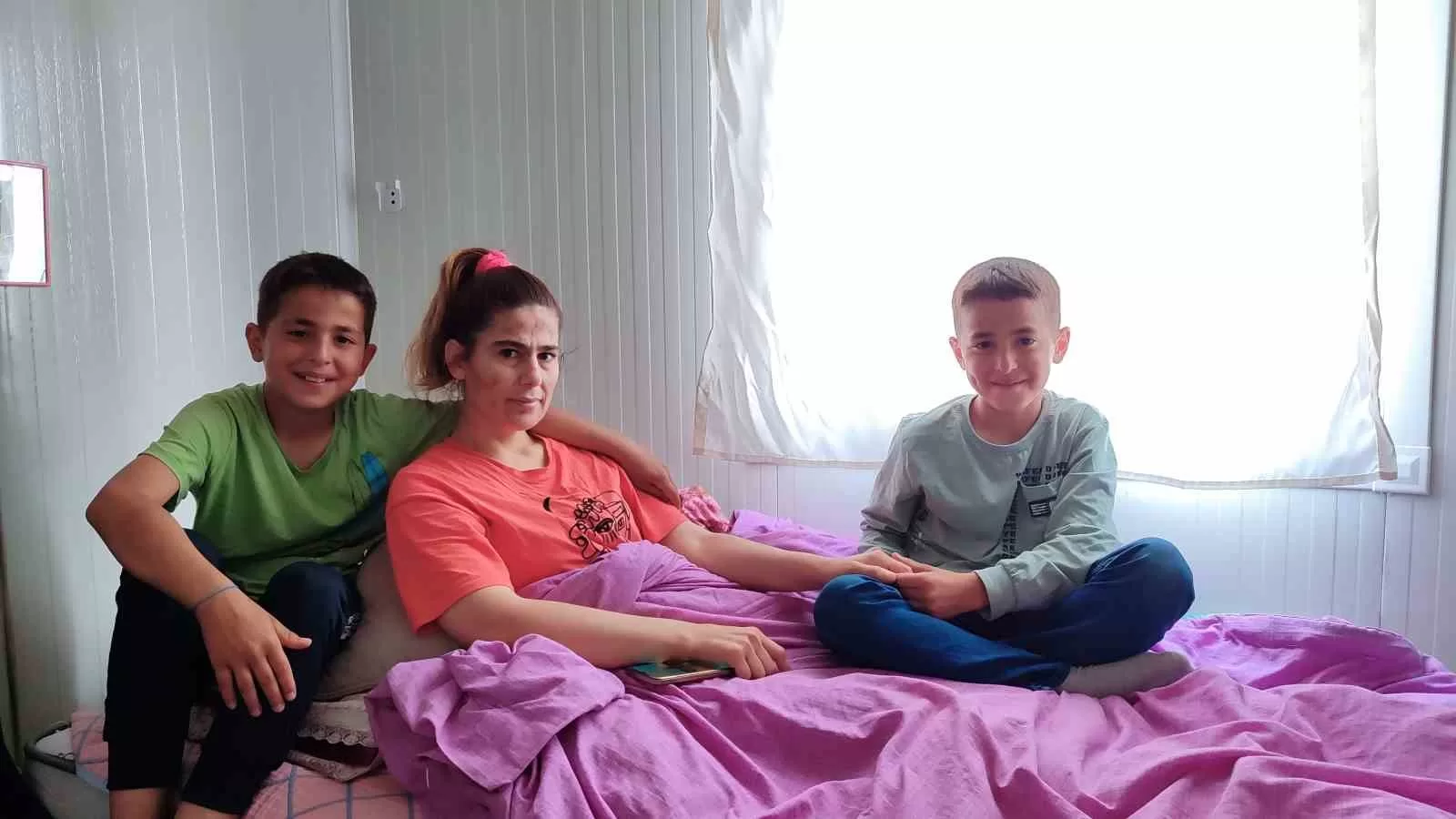 Kahramanmaraş’ta Sarsıntıda Enkaz Altında Kalan ve Belden Aşağısı Tutmayan Bayana 11 Yaşındaki İkiz Çocukları Bakıyor