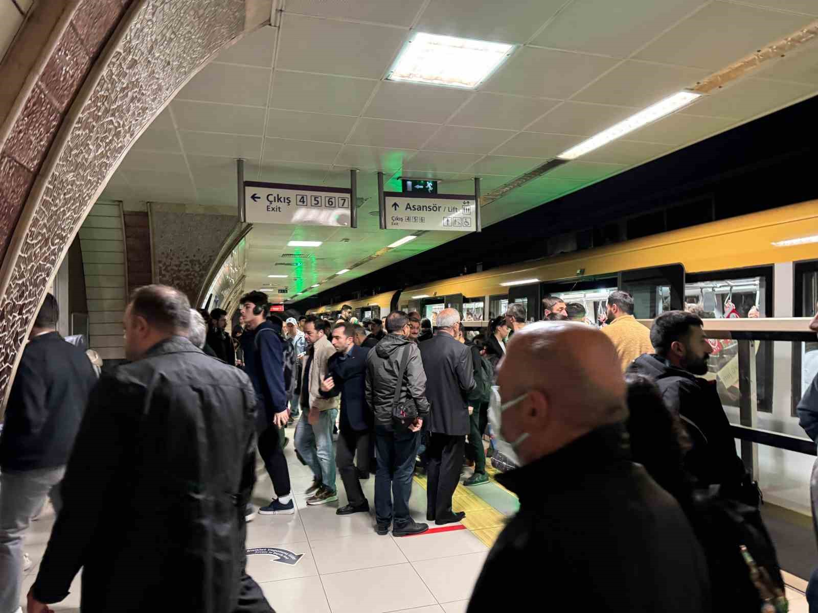 Uskudar Samandira Metro Cizgisinde Ariza Nedeniyle Seferler Aksadi 0 Uapbky7E