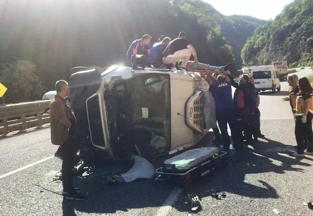 Minibüste Sıkışan Şoför Afad Yardımıyla Çıkarıldı